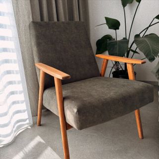 ✨ Nový život pre staré kúsky ✨ Toto štýlové kreslo vo vojenskej zelenej farbe dostalo nový kabát – precízne čalúnenie,...